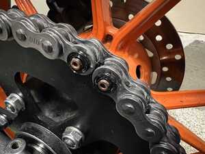 Master link connecting the ends of the chain, o-rings are attached.